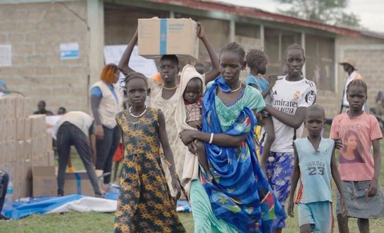 Беженцы из Южного Судана получают помощь при пересечении границы с Эфиопией.